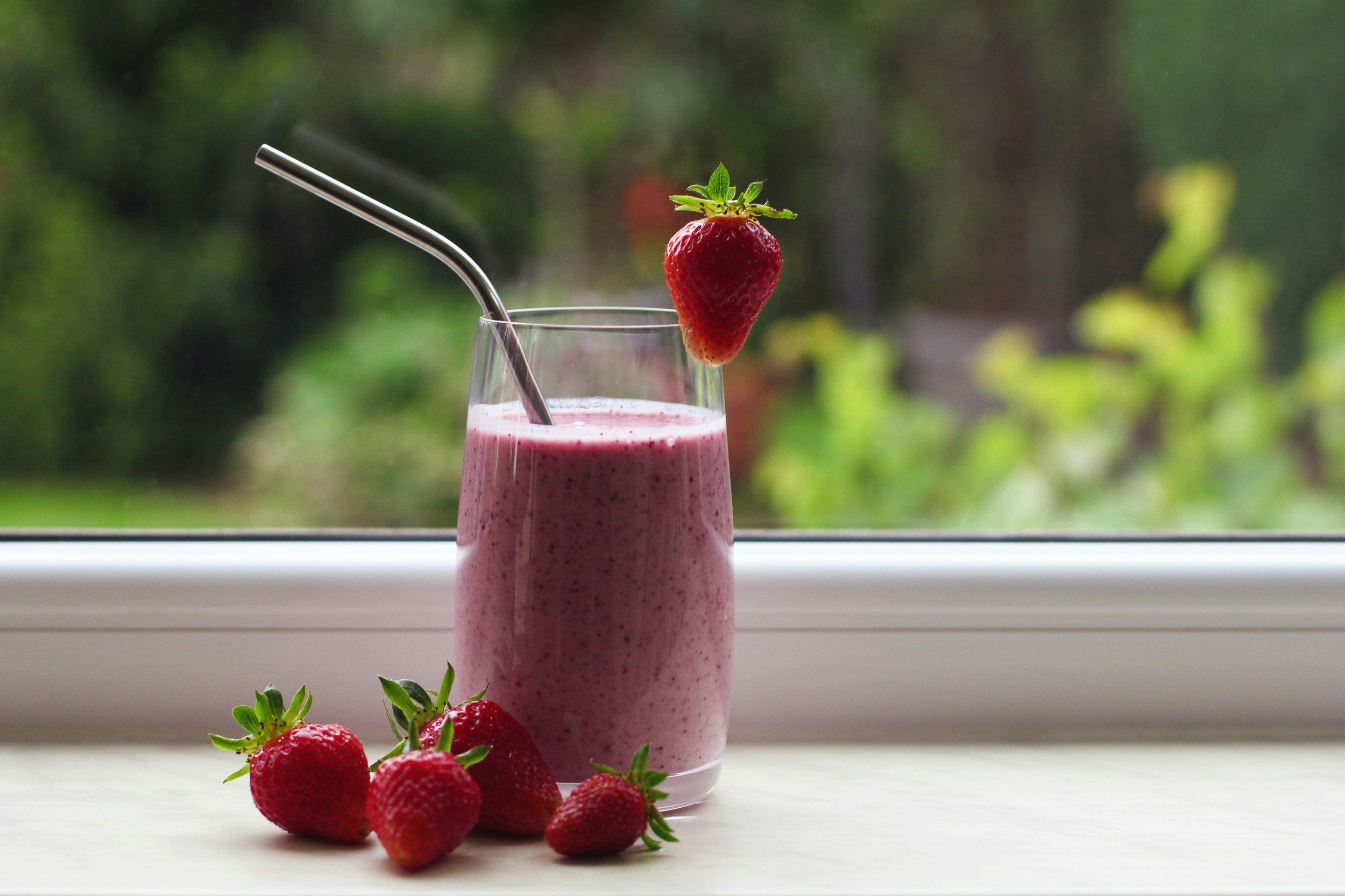 Low Calorie Smoothies: Light Recipes That Are Still Filling & Delicious